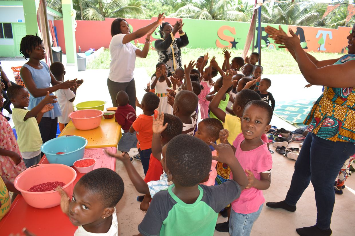 Les enfants de la crèche Montessori en train de déjeuner