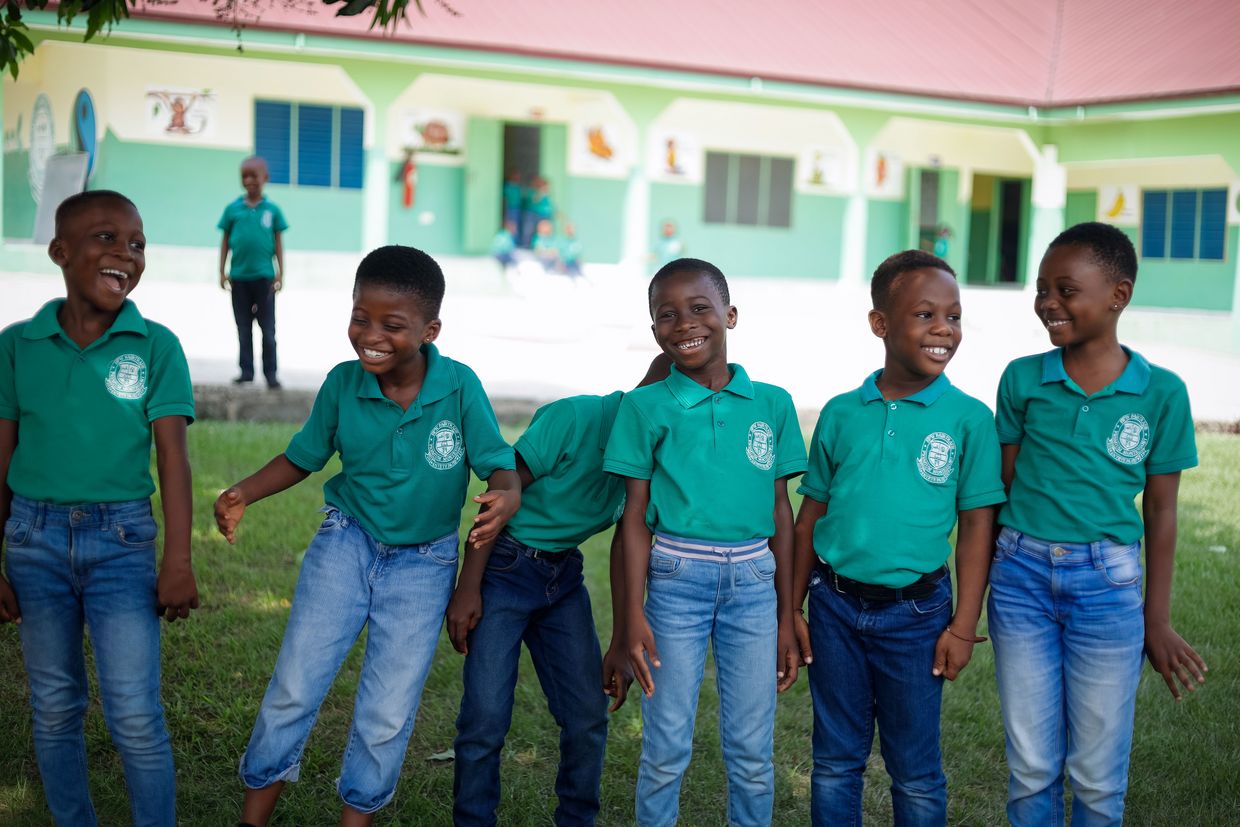 Ein Gruppe von ghanaischen Jungs beim spielen in der Montessori Krippe