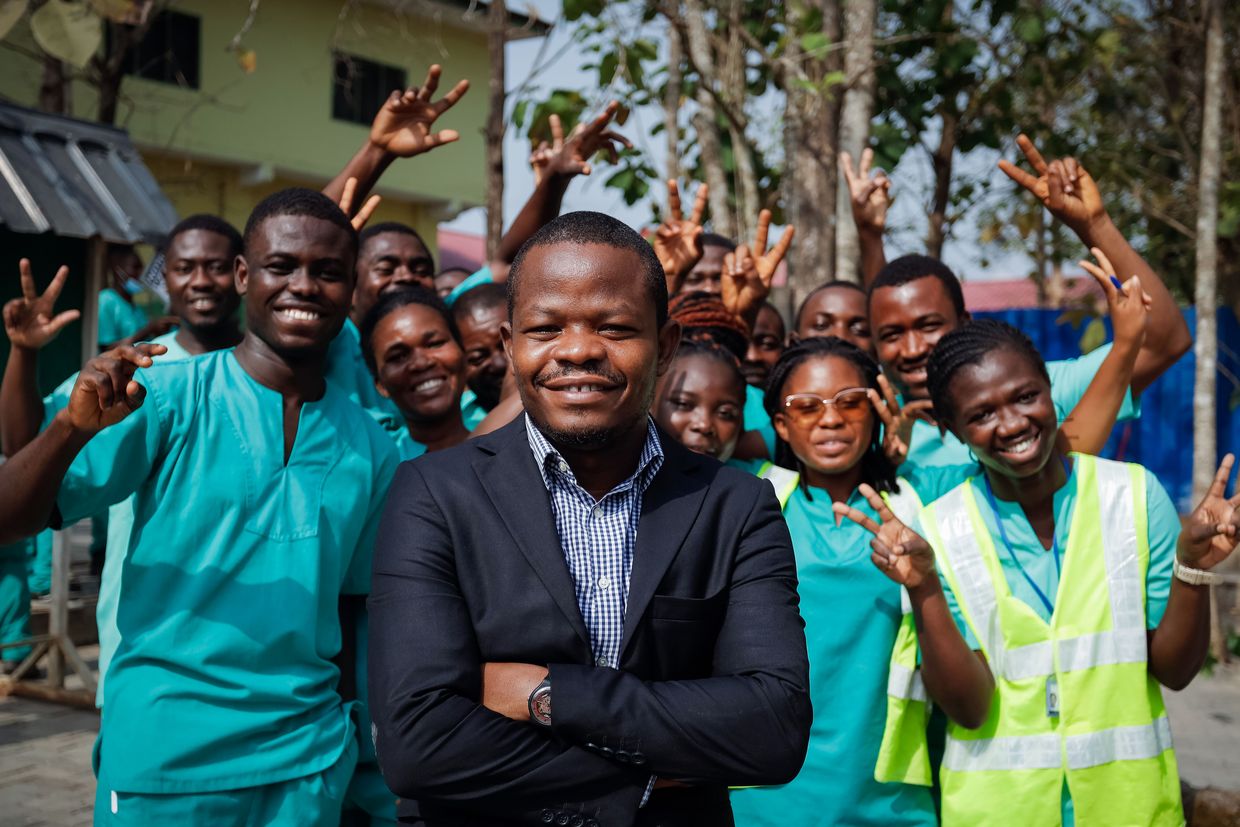 ouvriers d'une usine HPW AG d'Afrique de l'Ouest travaillant à la transformation de fruits secs, soutenus par une gestion locale et des salaires équitables.