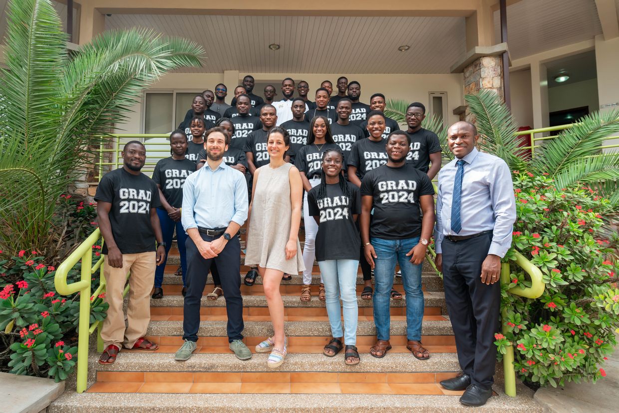 Photo de groupe d'étudiants et de professeurs