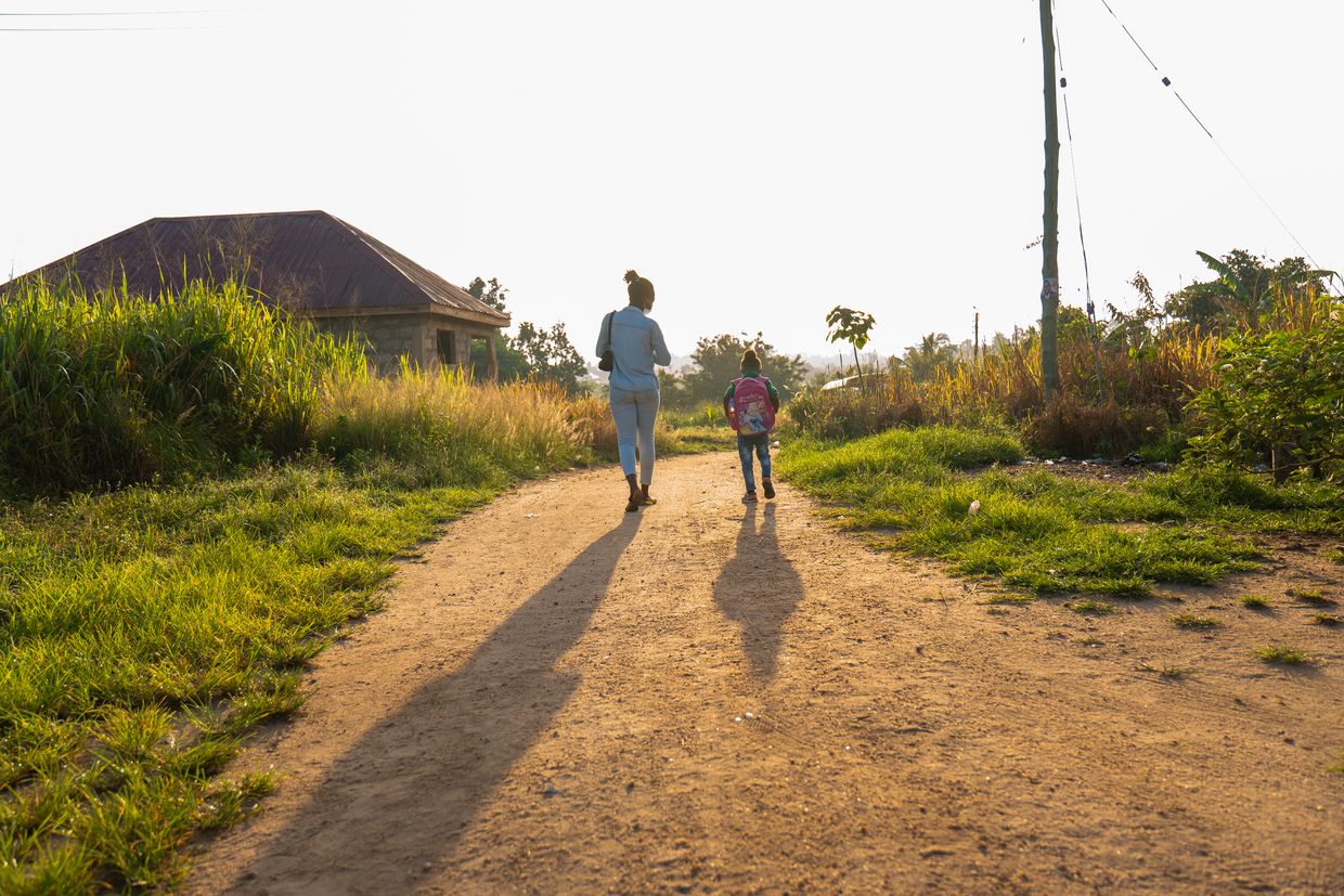 Une mère et sa fille rentrant de la crèche Montessori