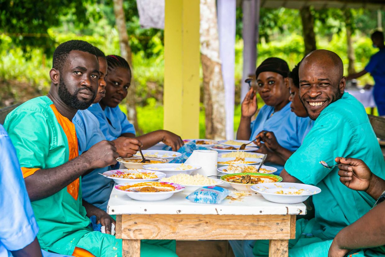 Ghanaische Arbeiter beim Mittagessen in der Kantine